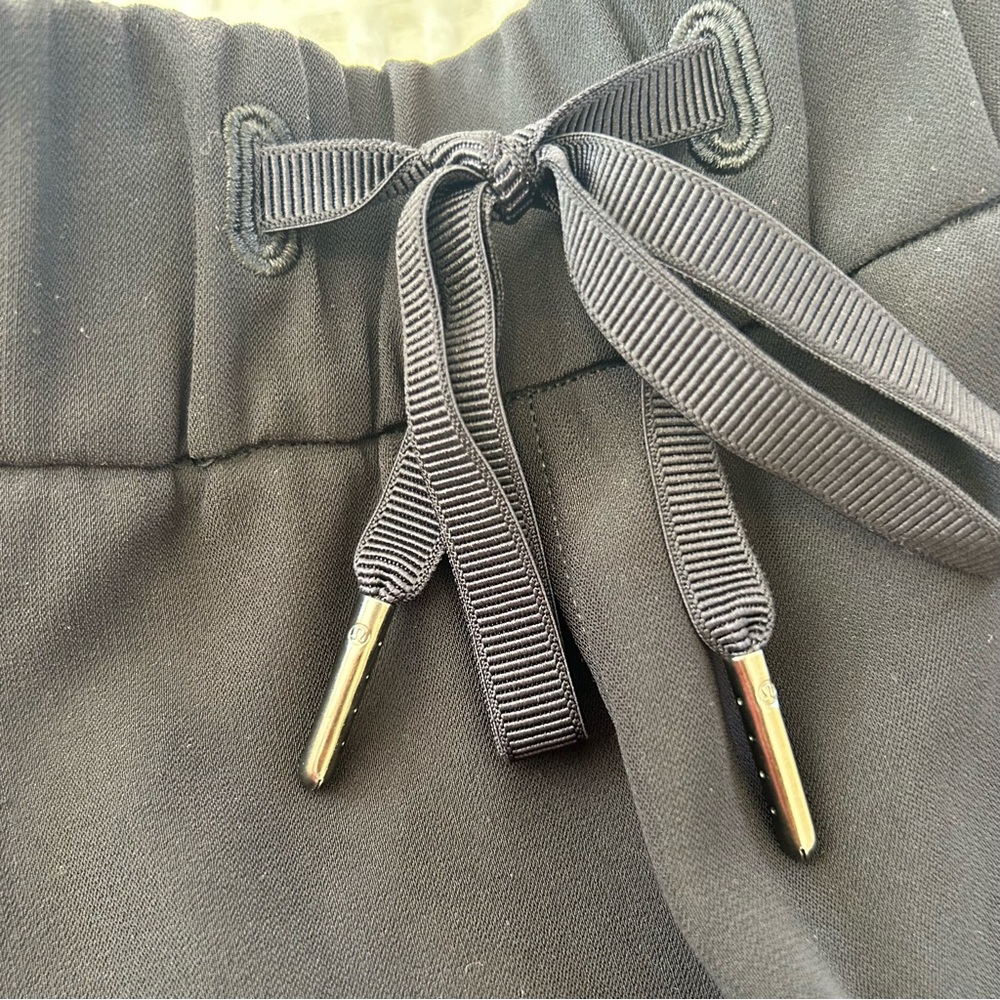 Lululemon High-Rise Cinchable Waist Shorts with Pockets - Picture 9 of 9